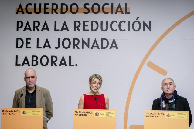 (I-D) El secretario general de CCOO, Unai Sordo, la vicepresidenta segunda, Yolanda Díaz, y el secretario general de UGT, Pepe Álvarez, tras la firma del acuerdo para la reducción de la jornada laboral, a  20 de diciembre de 2024, en Madrid (España).