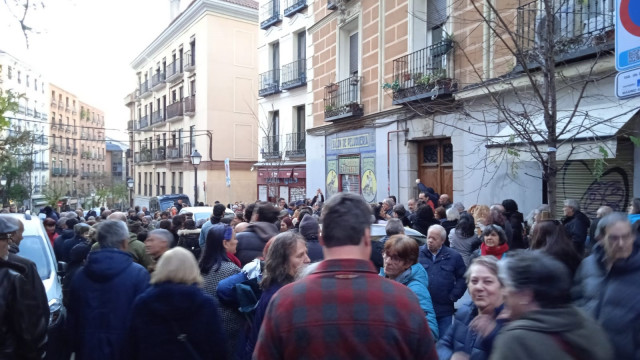 Centenares de personas en la concentración de Lavapiés para apoyar a Irene Montero: 