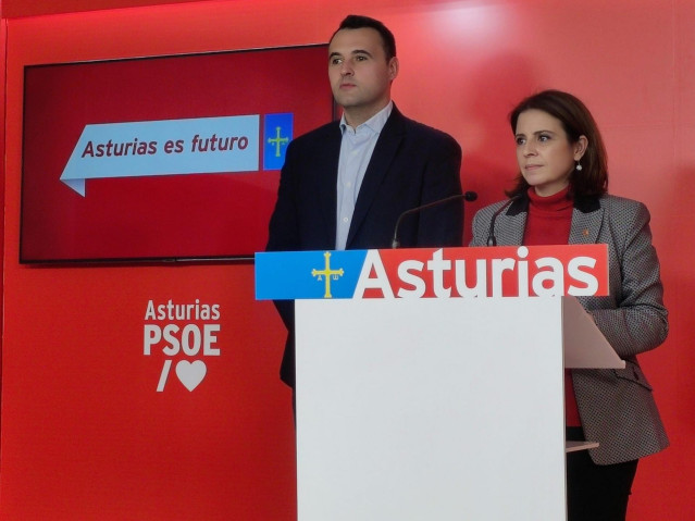 Guillermo Peláez y Adriana Lastra en la sede de la FSA-PSOE