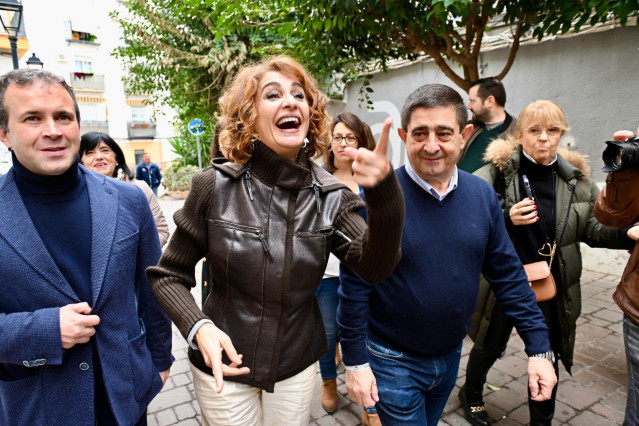 La vicepresidenta primera del Gobierno, ministra de Hacienda y precandidata a las primarias a la secretaria General del PSOE de Andalucía, María Jesús Montero, antes de participar en un acto en Jaén