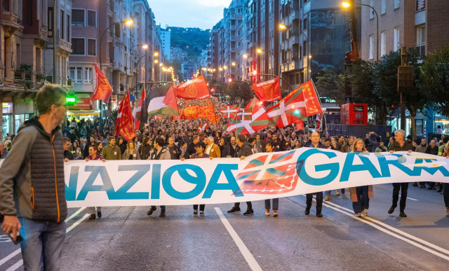 Archivo - Cientos de personas durante la manifestación de EH Bildu, desde La Casilla a la plaza Zalburu, a 23 de noviembre de 2024, en Bilbao, Vizcaya, País Vasco (España).