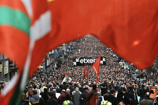 Archivo - Cientos de personas durante una manifestación, a 13 de enero de 2024, en Bilbao, Vizcaya, Euskadi (España).