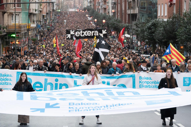 Cientos de personas durante una protesta convocada por SARE para reivindicar los derechos de los presos de ETA, a 11 de enero de 2025, en Bilbao, Vizcaya, País Vasco (España). La manifestación comienza en La Castilla y concluye ante el Ayuntamiento de Bil