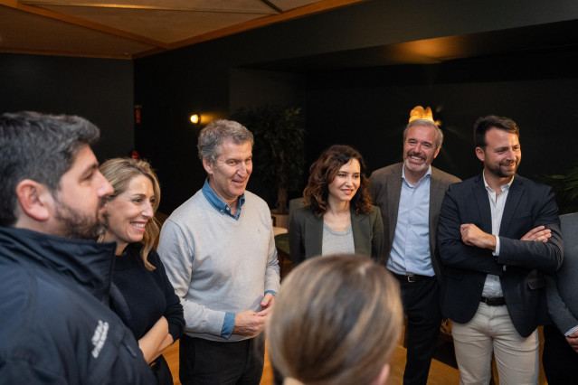 Fernando López Miras, María Guardiola, Alberto Núñez Feijóo, Isabel Díaz Ayuso, Jorge Azcón y Álvaro Queipo durante el encuentro del PP en Colunga.