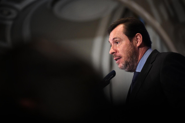 El ministro de Transportes y Movilidad Sostenible, Óscar Puente, interviene en el Foro de la Nueva Economía, en el Hotel Mandarin Oriental Ritz, a 9 de enero de 2025, en Madrid (España).