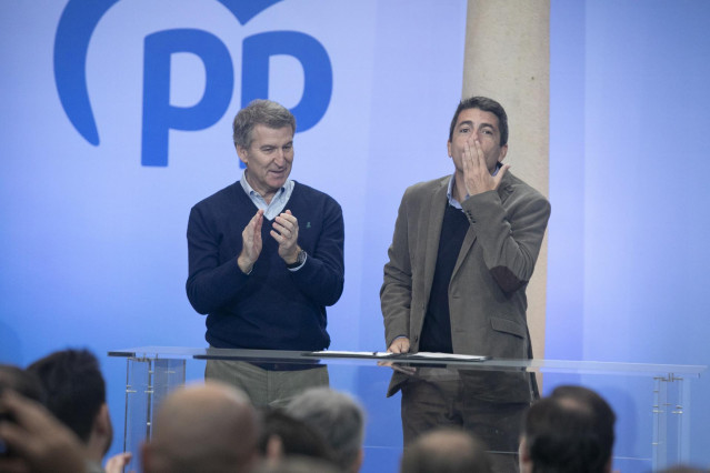 El presidente de la generalitat, Carlos Mazón, agradece la ovación recibida de los 'barones' del PP en la cumbre de Asturias