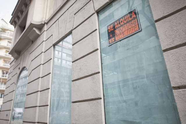 Archivo - Un local cerrado muestra un cartel de 'Se Alquila' en el centro de Madrid (España), a 4 de marzo de 2021.