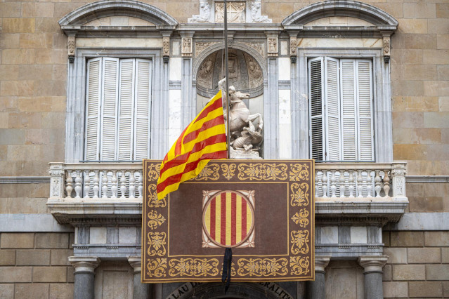 Archivo - La bandera de Cataluña durante un minuto de silencio por las víctimas de la DANA, en la plaza de Sant Jaume, a 31 de octubre de 2024, en Barcelona, Cataluña (España).