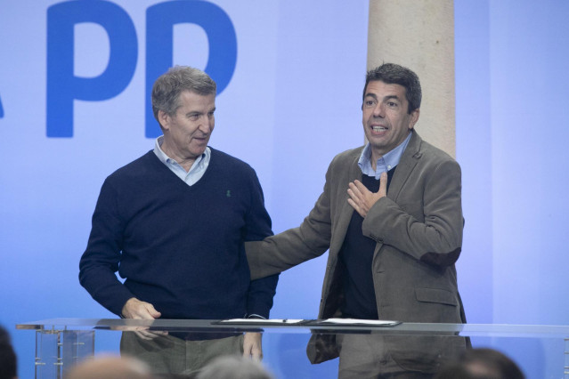 El presidente del PP, Alberto Núñez Feijóo (i), y el presidente de la Generalitat Valenciana, Carlos Mazón (d), durante la clausura del acto de presentación de la 'Declaración de Asturias', en el Hotel de la Reconquista, a 12 de enero de 2025, en Oviedo,