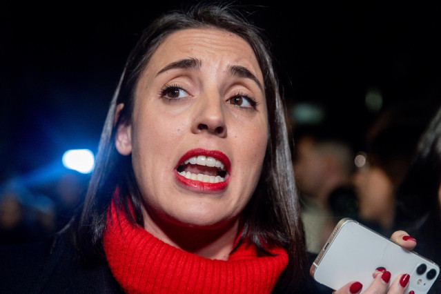 La exministra de Igualdad y eurodiputada de Podemos, Irene Montero, antes de la presentación de su libro ‘Algo habremos hecho’, en la Taberna Garibaldi, a 10 de enero de 2025, en Madrid (España). El libro reivindica la necesidad de las mujeres de “seguir