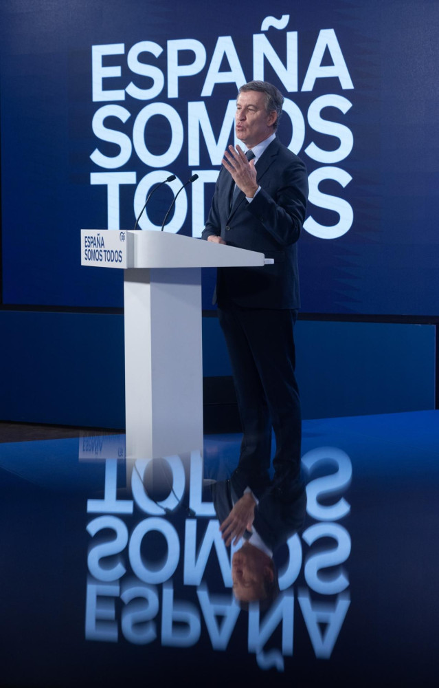 El presidente del Partido Popular, Alberto Núñez Feijóo, ofrece una rueda de prensa, en el Espacio Jorge Juan, a 27 de diciembre de 2024, en Madrid (España). Durante su comparecencia, el presidente del Partido Popular ha realizado un balance político del