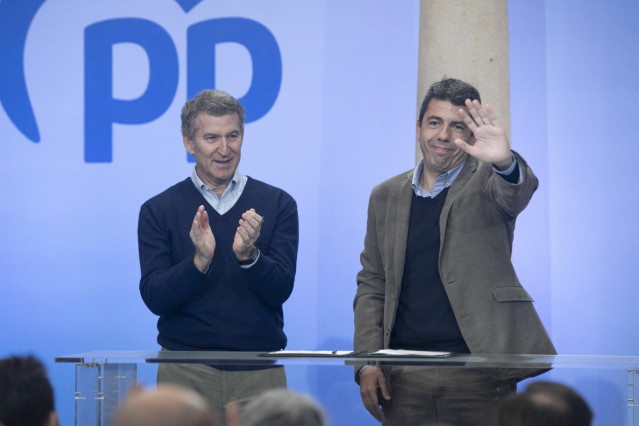 El presidente del PP, Alberto Núñez Feijóo (i), y el president de la Generalitat, Carlos Mazón (d), durante la clausura del acto de presentación de la 'Declaración de Asturias'