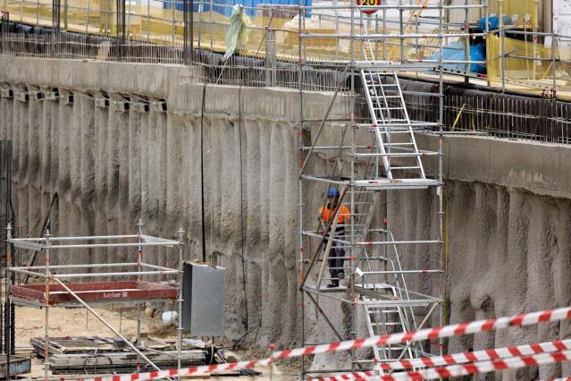 Archivo - Un operario trabajando en una obra en construcción
