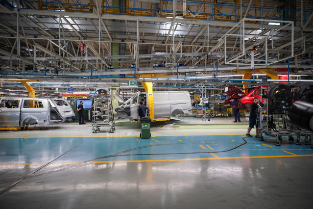 Archivo - Vista general de una sección de la planta de Mercedes en la capital alavesa