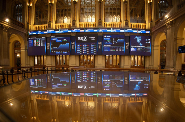 Paneles del Ibex, en el Palacio de la Bolsa de Madrid, a 9 de enero de 2024, en Madrid (España).