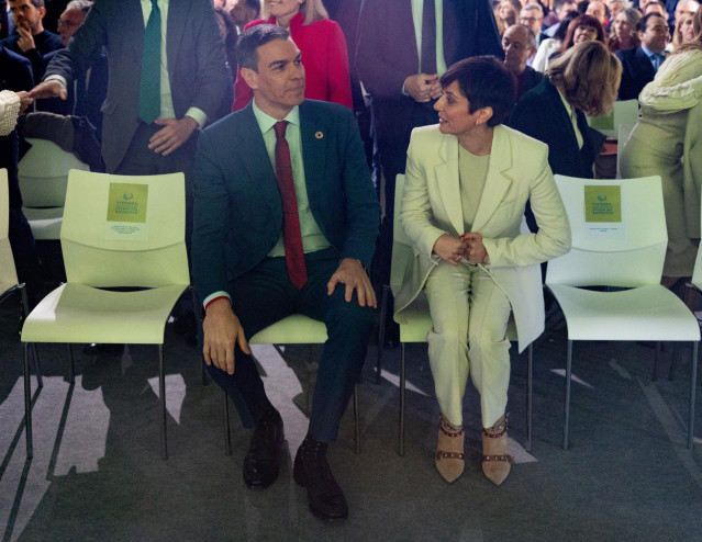 El presidente del Gobierno, Pedro Sánchez y la ministra de Vivienda y Agenda Urbana, Isabel Rodríguez, durante el foro 'Vivienda, quinto pilar del Estado del Bienestar'.