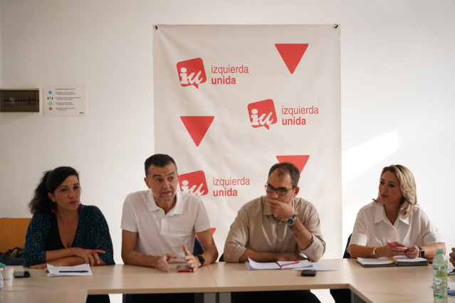 Archivo - El coordinador general de IU, Antonio Maíllo, (i) y el coordinador general de IU Andalucía, Toni Valero, (d) durante un encuentro con AMPAS de centros educativos públicos de la provincia , a 10 de abril de 2024 en Sevilla (Andalucía, España).