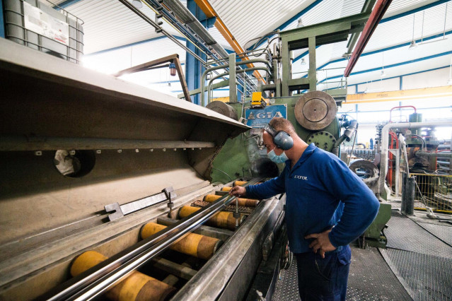 Archivo - Un trabajador durante su jornada laboral en la empresa Extrusión Toledo.