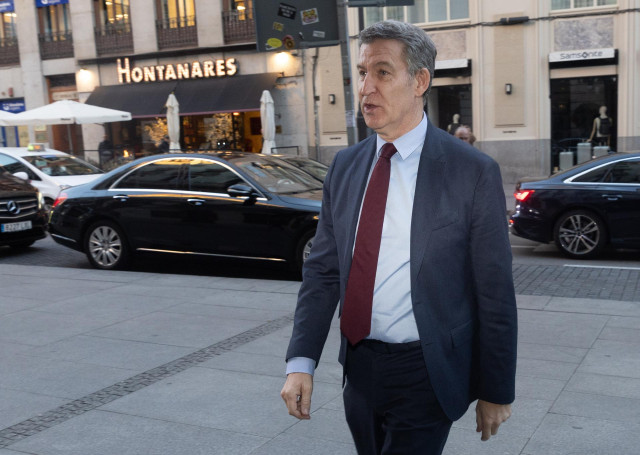 El presidente del Partido Popular, Alberto Núñez Feijóo, llega a un desayuno informativo de Fórum Europa, en el Hotel Four Seasons, a 14 de enero de 2025, en Madrid (España). El desayuno ha sido organizado por Fórum Europa.