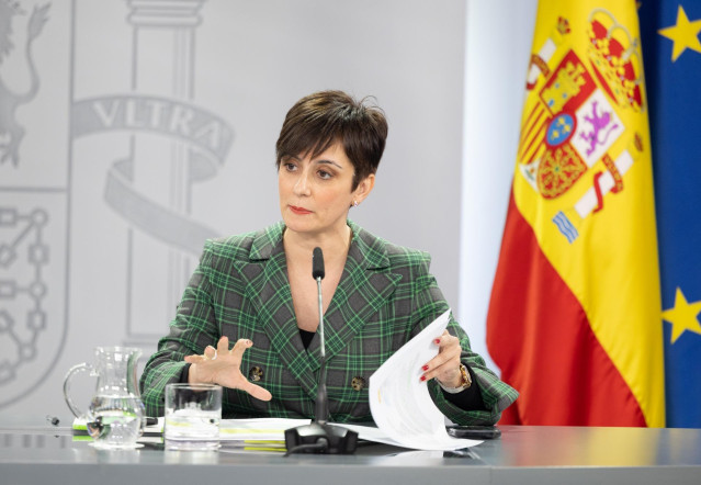 La ministra de Vivienda y Agenda Urbana, Isabel Rodríguez, interviene durante una rueda de prensa posterior a la reunión del Consejo de Ministros, en el Palacio de La Moncloa, a 14 de enero de 2025, en Madrid (España).