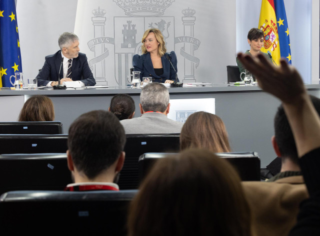 (I-D) El ministro del Interior, Fernando Grande Marlaska; la ministra de Educación, Formación Profesional y Deportes y Pportavoz del Gobierno, Pilar Alegría, y la ministra de Vivienda y Agenda Urbana, Isabel Rodríguez, durante una rueda de prensa posterio