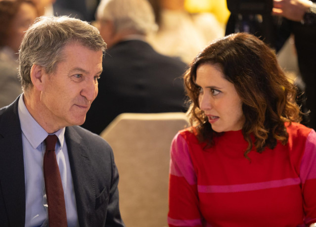 El presidente del Partido Popular, Alberto Núñez Feijóo y la presidenta de la Comunidad de Madrid, Isabel Díaz Ayuso, durante un desayuno informativo de Fórum Europa, en el Hotel Four Seasons, a 14 de enero de 2025, en Madrid (España). El desayuno ha sido