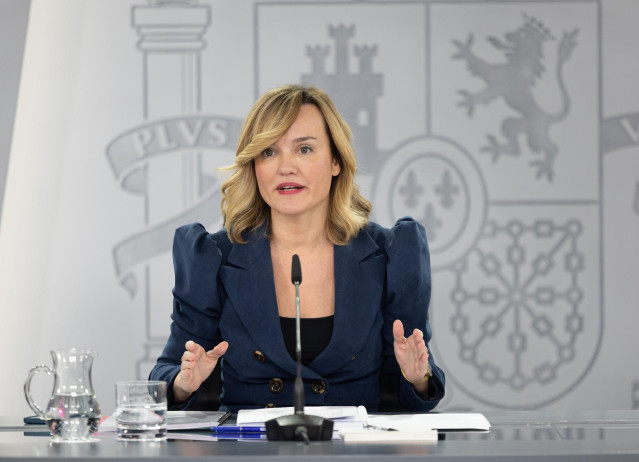 La ministra de Educación, Formación Profesional y Deportes y Portavoz del Gobierno, Pilar Alegría, interviene durante una rueda de prensa posterior a la reunión del Consejo de Ministros, en el Palacio de La Moncloa, a 14 de enero de 2025, en Madrid (Españ