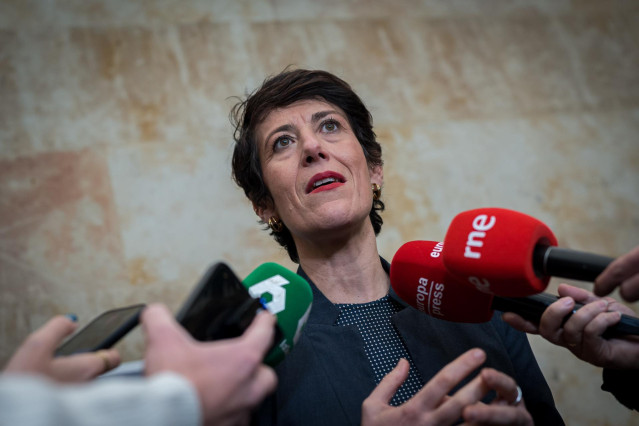 La ministra de Inclusión, Seguridad Social y Migraciones, Elma Saiz, ofrece declaraciones a los medios durante un encuentro con personas mayores migrantes, en la sede del Ministerio, a 18 de diciembre de 2024, en Madrid (España).