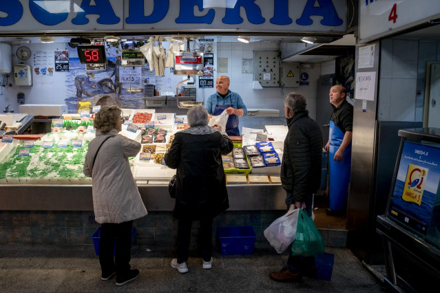 Varias personas hacen compras de última hora en un mercado el pasado 31 de diciembre