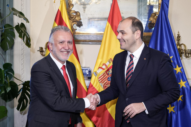 El ministro de Política Territorial y Memoria Democrática, Ángel Víctor Torres (i), y el conseller de Presidencia de la Generalitat de Catalunya, Albert Dalmau (d), durante una reunión en el Ministerio de Política Territorial y Memoria Democrática, a 15 d