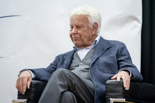 El expresidente del Gobierno, Felipe González, durante la lección magistral  'Los Gobiernos de Felipe González Márquez (1982-1996)’, en el Goethe Institut de Madrid, a 13 de enero de 2025, en Madrid (España).