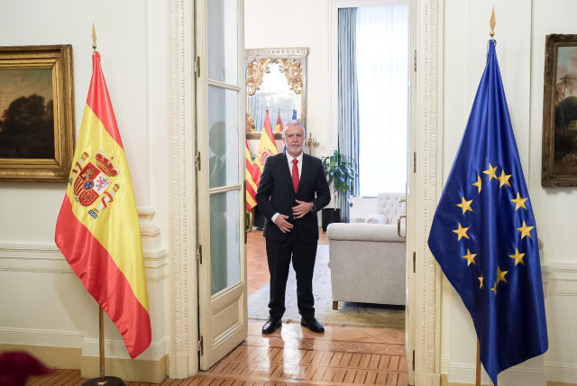 El ministro de Política Territorial y Memoria Democrática, Ángel Víctor Torres, a su llegada a una reunión con el conseller de Presidencia de la Generalitat de Catalunya, Albert Dalmau, en el Ministerio de Política Territorial y Memoria Democrática, a 15