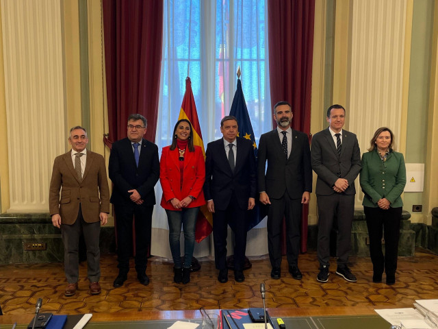El conseller de Agricultura, Agua, Ganadería y Pesca, Miguel Barrachina, se reúne con el  ministro de Agricultura, Pesca y Alimentación, Luis Planas, y los consejeros de Pesca de Andalucía, Murcia, Illes Balears y Cataluña, sobre la situación de la pesca.