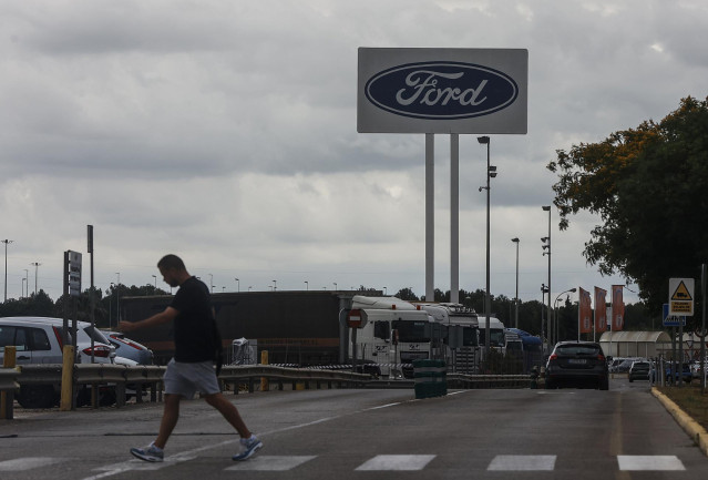 Archivo - Un trabajador en la fábrica de Ford, a 12 de junio de 2024, en Almussafes, València, Comunidad Valenciana (España)