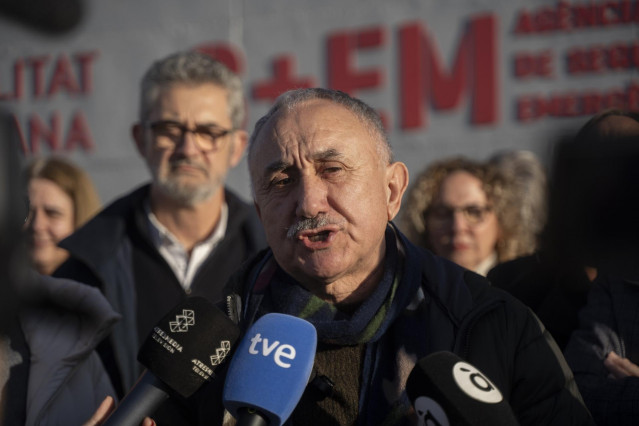 El secretario general de UGT, Pepe Álvarez, atiende a los medios de comunicación antes de una reunión con los delegados de UGT-PV del 112 y del Consorcio Provincial de Bomberos.