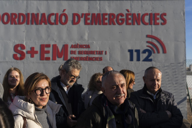 El secretario general de UGT, Pepe Álvarez, atendiendo a los medios de comunicación antes de reunirse en L'Eliana (Valencia) con delegados del sindicato en el 112 y el Consorcio Provincial de Bomberos de Valencia tras la dana del 29 de octubre.