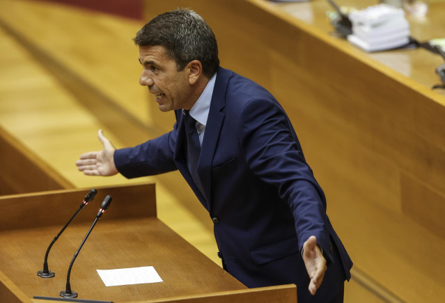Archivo - El 'president' de la Generalitat, Carlos Mazón, durante un debate en Les Corts
