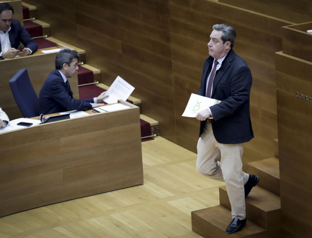 El 'president' de la Generalitat, Carlos Mazón, y el síndic de Vox, José Mª Llanos, en la sesión de control este jueves en Les Corts