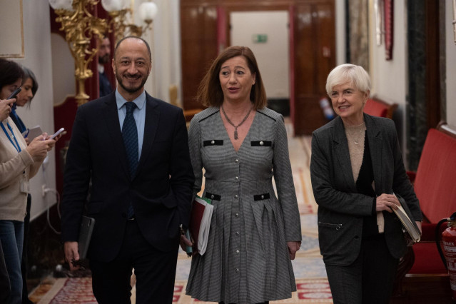 (I-D) El vicepresidente primero de la Mesa del Congreso, Alfonso Rodríguez Gómez de Celis; la presidenta del Congreso, Francina Armengol y la secretaria segunda de la Mesa del Congreso, Isaura Leal.