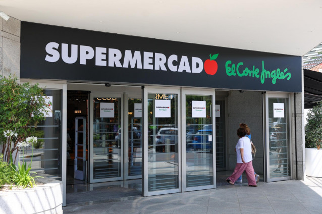 Archivo - Acceso al primer supermercado a pie de calle de El Corte Inglés,