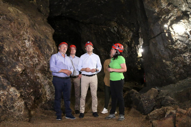 Archivo - El presidente de la Junta de Andalucía, Juanma Moreno, durante una visita a la geoda de Pulpí (Almería), a 23 de mayo de 2022.