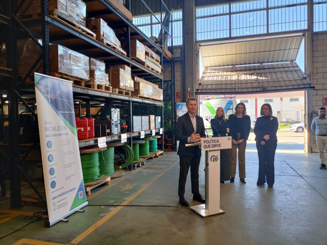 El presidente del PP, Alberto Núñez Feijóo, atiende a los medios tras visitar una empresa en Cáceres