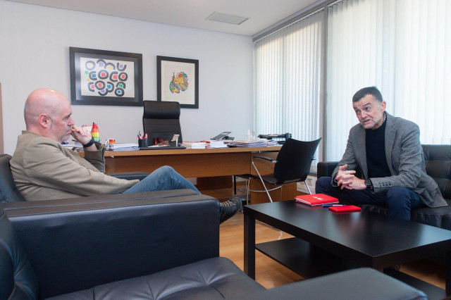 El secretario general de CCOO, Unai Sordo (i), se reúne con el coordinador general de IU, Antonio Maíllo (d), en la sede de CCOO