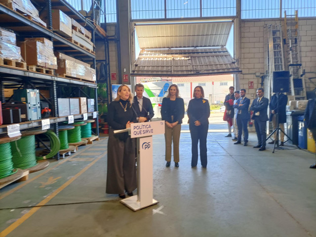 La presidenta de la Junta de Extremadura, María Guardiola, en su visita a una empresa de soluciones energéticas en Cáceres
