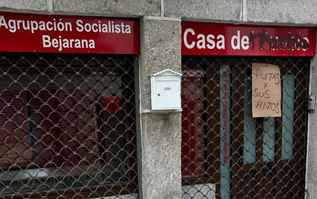 Cartel con insultos en la sede del PSOE de Béjar.
