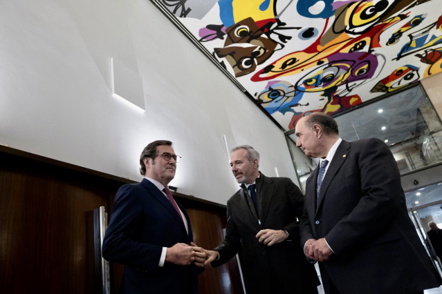 El presidente del Gobierno de Aragón, Jorge Azcón; el presidente de CEOE, Antonio Garamendi; y el presidente de CEOS-Huesca, Fernando Luna.