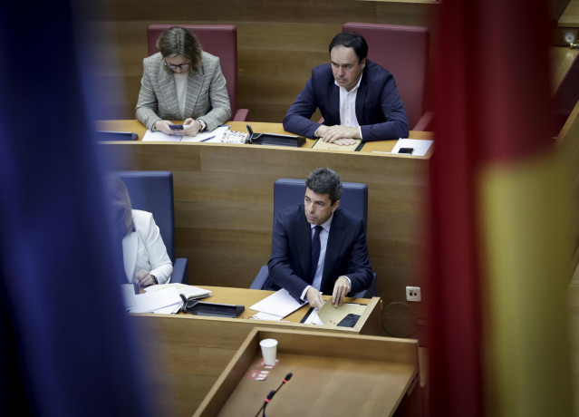El 'president' Carlos Mazón en el pleno de Les Corts