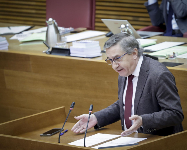 El conseller de Educación, Cultura, Universidades y Empleo, José Antonio Rovira, este jueves en el pleno de Les Corts