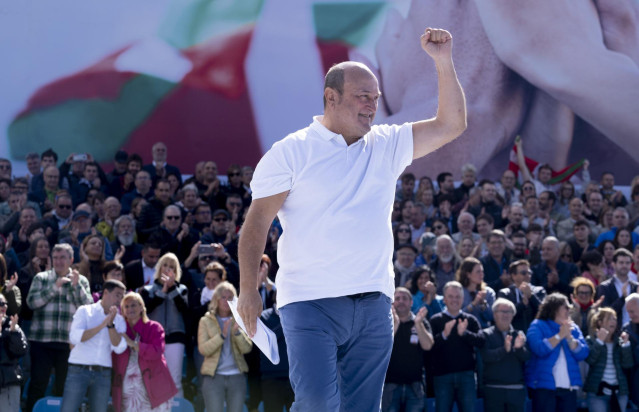 Archivo - El presidente del PNV, Andoni Ortuzar, saluda a los asistente al Alderdi Eguna, celebrado por la formación jertzale en las campas de Foronda, en Vitoria-Gasteiz