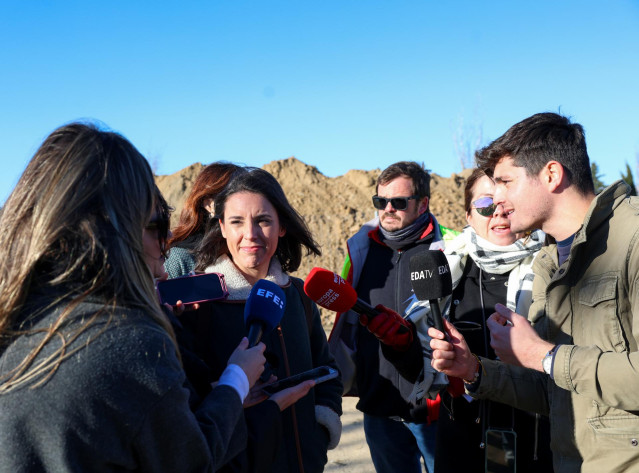 La eurodiputada de Podemos Irene Montero ofrece declaraciones a los periodistas tras visitar una fosa común de la guerra civil. A 17 de enero de 2025.